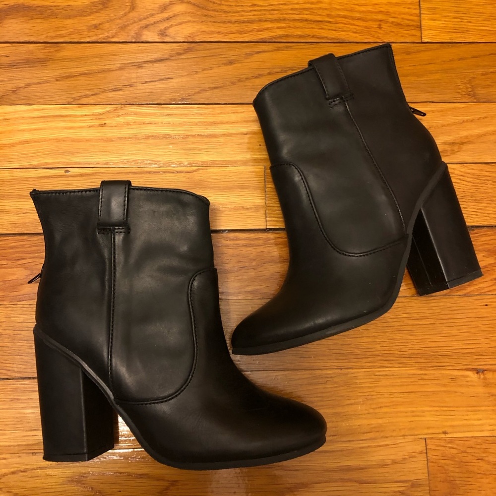 Black Leather Steve Madden Booties (6M)